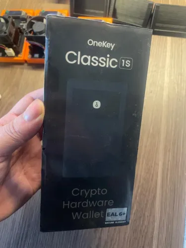 OneKey 1S Classic Lacrada - Carteira Hardware para Criptomoedas