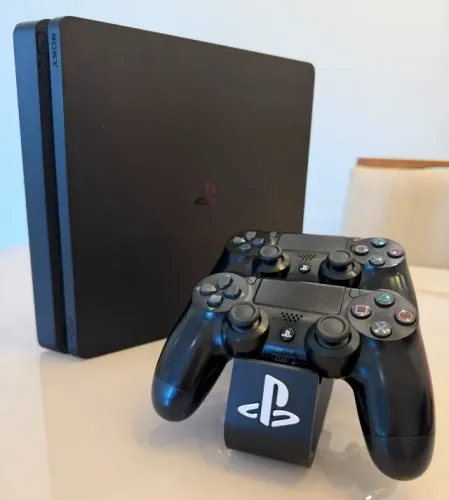 PS4 Slim 1 Tera + 2 controles + 1 Jogo (leia a descrição)