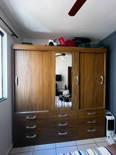 Guarda roupa semi novo de MDF