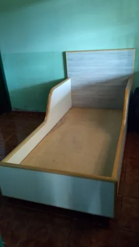 Cama de solteiro com guarda lateral 