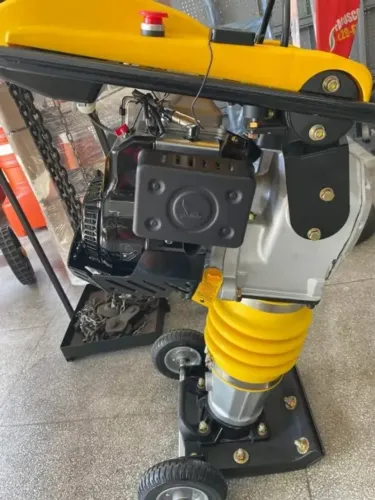 Compactador de solo a gasolina pula-pula Toyama (Loja/Novo)