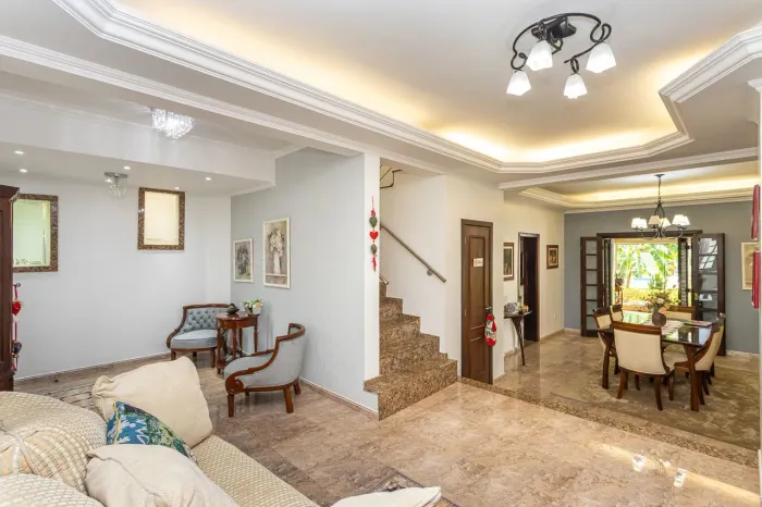 Casa de 272m², 4 dormitórios, 2 suítes e 4 vagas de garagem, no bairro Ipanema, próxima à