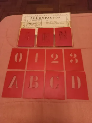 Conjunto de 27 letras e 10 números vazados Compactor,tamanho 35 mm.