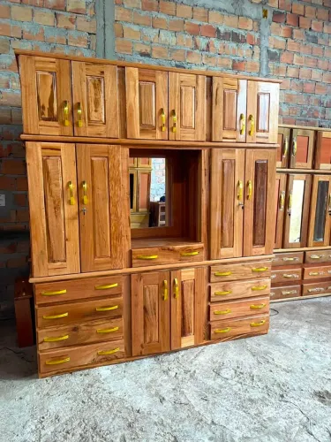 Guarda-roupas em madeira