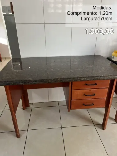 Mesa escritório, madeira estilo mogno com tampo de granito na cor verde petróleo