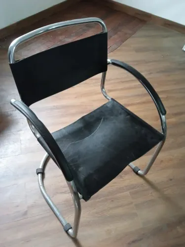 Cadeira de Escritório / Diretor Cromada em Couro Sintético Preto - Design Moderno