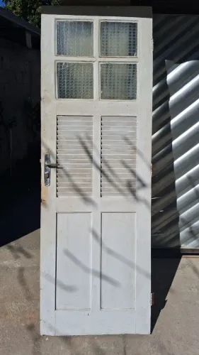 Vendo uma porta de madeira