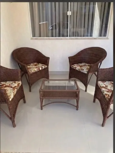Conjunto de 4 Poltronas em Fibra Sintética + Mesa com Vidro