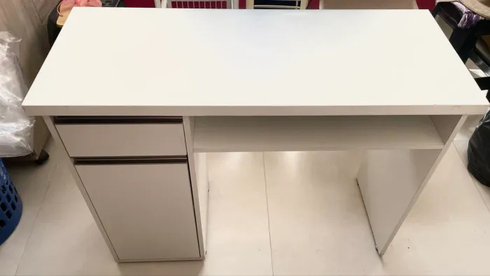Mesa escrivaninha com gaveta