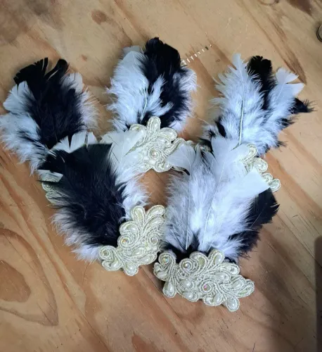 Casquete / Presilhas de plumas
