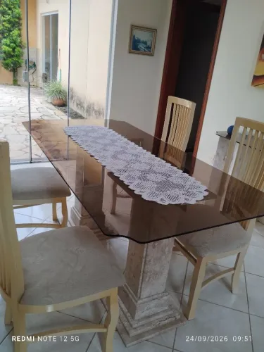 Mesa de jantar e aparador