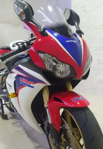 CBR 1000 RR FIREBLADE VENDO OU TROCO POR MOTO MENOR NACKED OU CARENADA CARRO SAVEIRO GOL