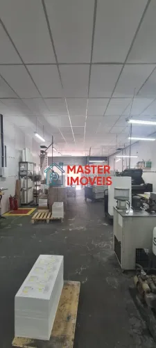 EXCELENTE GALPÃO COM 300 M²