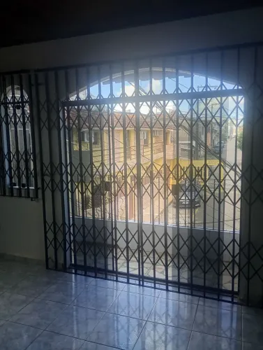Apartamento nos altos de Residência com 3 quartos.