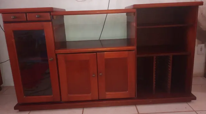 Rack de madeira. Não entrego, tem que vir retirar.