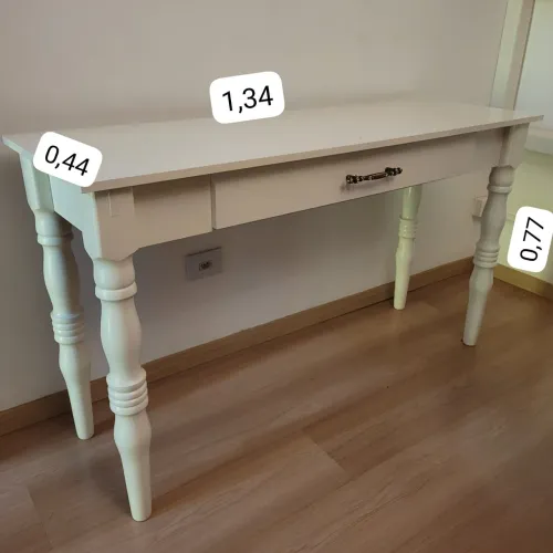 Mesa com gaveta