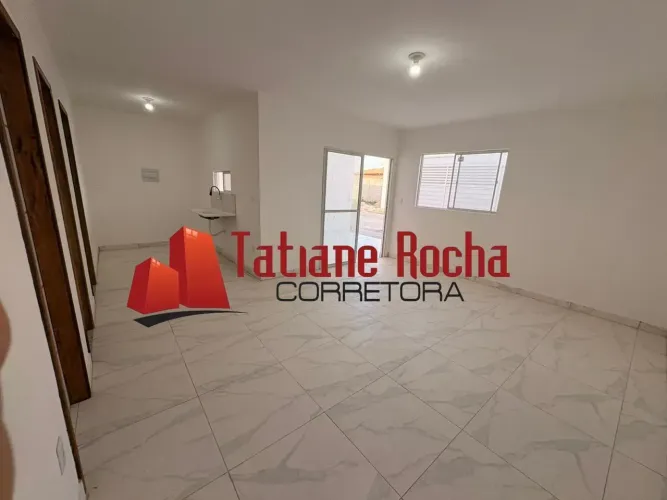 Alugo excelente casa em rua pública no bairro Sim, loteamento veredas.