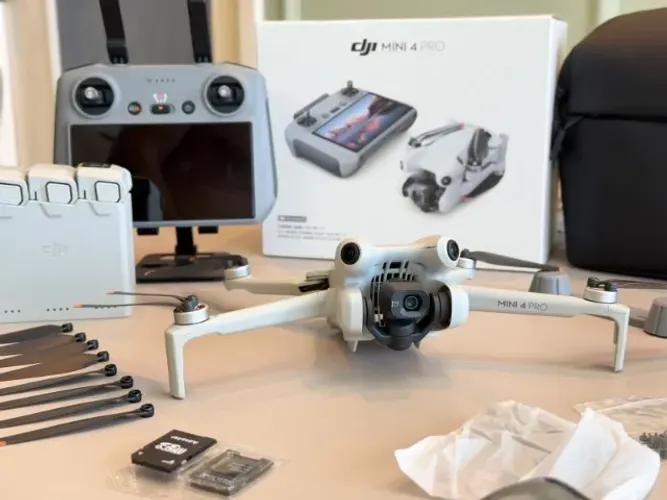 Drone DJI Mini 4 Pro Fly More Combo com controle DJI RC 2