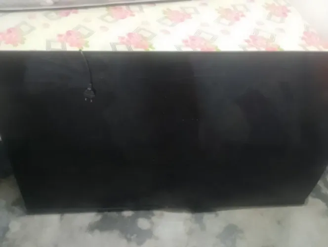 Vende se tv para retirada de peças