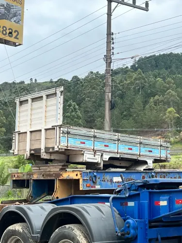 Carroceria de 3,85m comprimento e 2,40m de largura