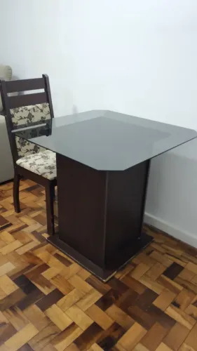 Mesa de vidro com 1 cadeira