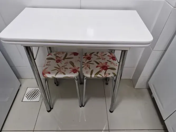 Mesa dobrável com banquetas