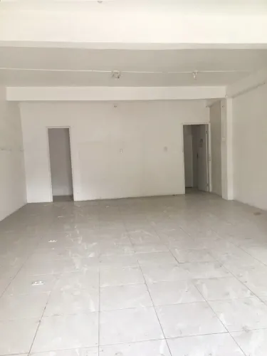 Aluga-se imóvel com dois pavimentos - Avenida Castelo Branco, São Francisco