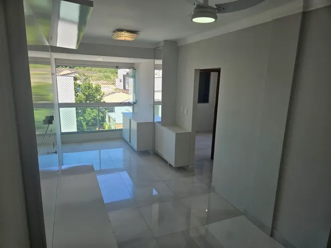 Aluga-se excelente apartamento de 2 quartos semimobiliado