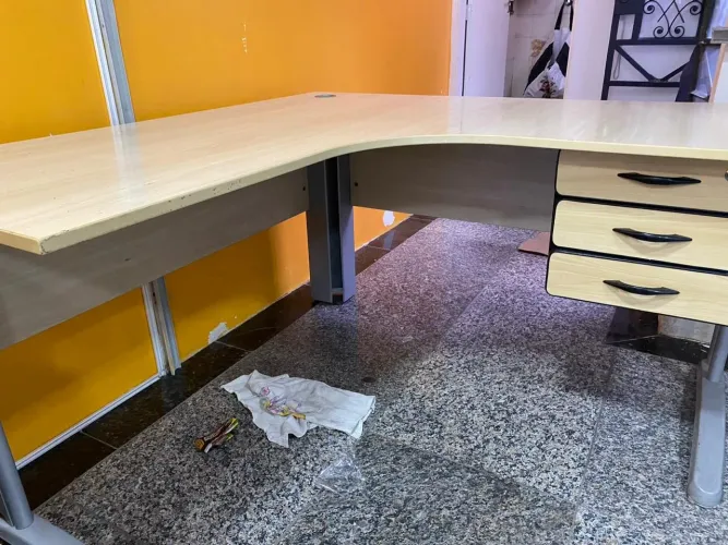 MESA COM GAVETAS COM CHAVES MEDIDA 1.80 POR 1.80 ÓTIMO ESTADO. 