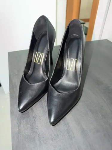 Vendo Scarpin usado apenas uma vez. Marca UZZA ORIGINAL. Preto
