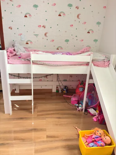 Cama infantil com escorregador