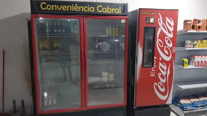 Vendo Espositor de duas portas por 10 mil entre em contato comigo *