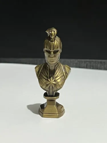 Busto De Metal Capitã Marvel (Carol Danvers) - Marvel - Omelete Box