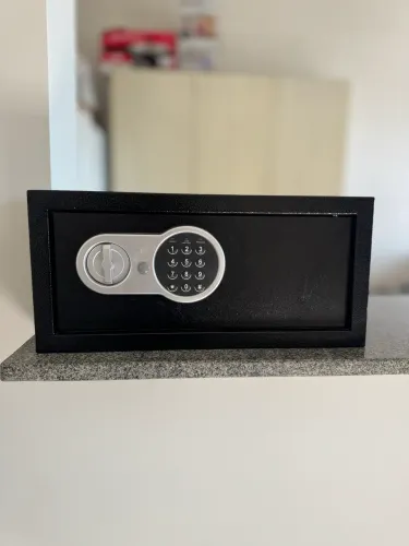 Vende-se Cofre eletrônico em perfeito estado , cofre com medidas 0,43x0,33x0,20  
