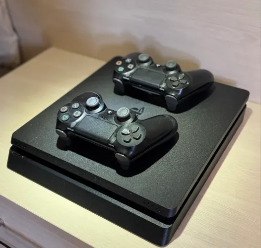 PS4 SLIM 1TB 2CONTROLES