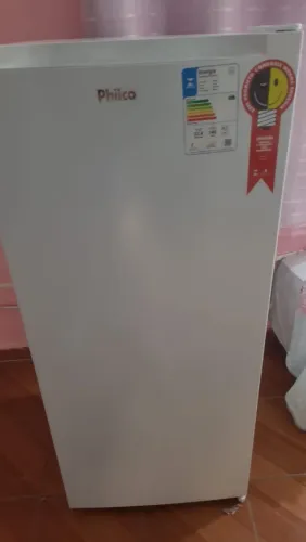 Freezer plhico semi-novo