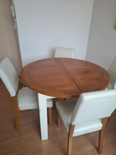 Mesa com quatro cadeiras com extensor aumento o tamanho