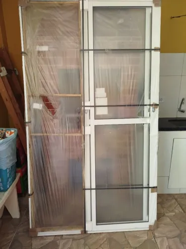 Vende se uma porta de alumínio nova está dentro da embalagem
