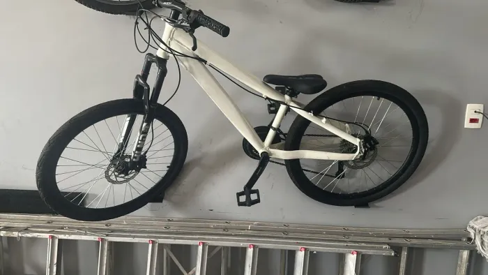 Bicicleta seminova aro 26, com freio hidráulico.