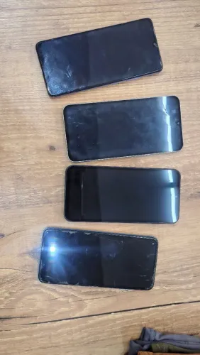 4 celulares com defeito