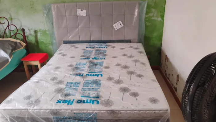 Vendo cama de casal seminova e cabeceira,tudo no plástico