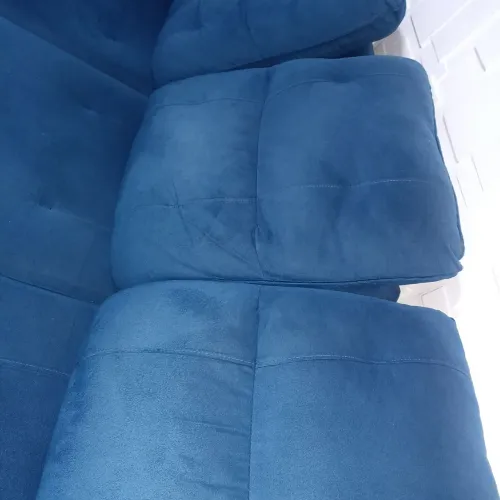 Sofá semi-novo com carregador na lateral do braço