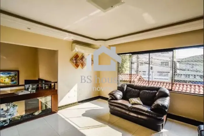 Casa com 202m², 3 quartos , 1 suíte , e banheiros e 6 vagas - Vila Alzira