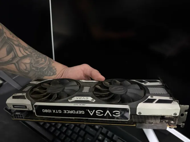 Placa de vídeo GTX 1080 EVGA Muito melhor que RTX 2060.