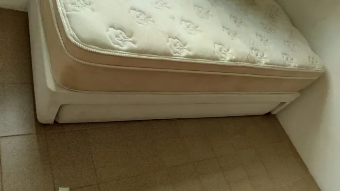 Cama solteirão com cama auxiliar usada