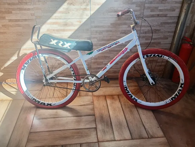 Vendo até por 700 mas se chorar até 600 eu passo tá boa só tá com pneu mucho