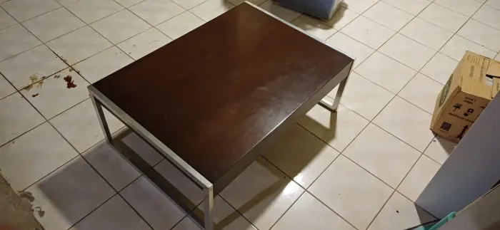 Mesa de centro madeira e base de aluminio