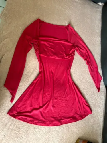 Vestido Curto Vermelho Manga Longa em Ponta com Decote Quadrado