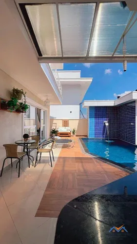 Casa à venda em condomínio fechado em Arujá com piscina por R$ 1.950.000