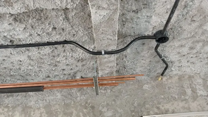 Precisa de ajudantes de elétrica e eletricista  / leia o anúncio 